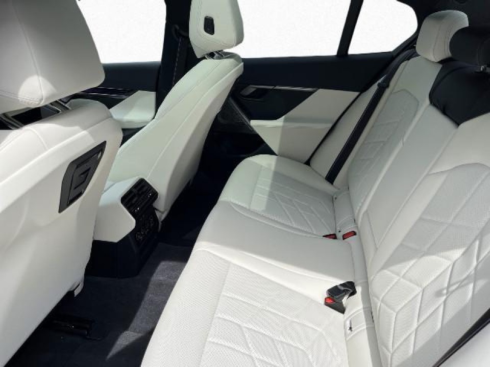 BMW Seria 5 550e xDrive (4)