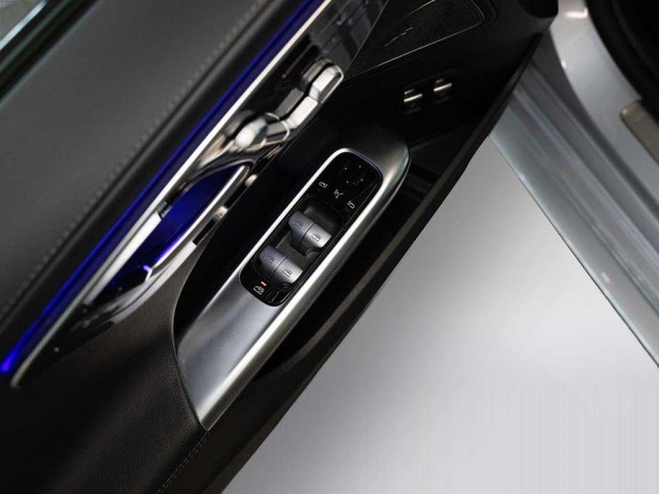 Mercedes-Benz C 400e 4MATIC AMG Line - foto 14