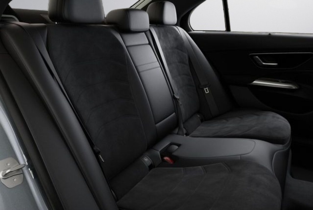 Mercedes-Benz E 200 4MATIC AMG Line - foto 23