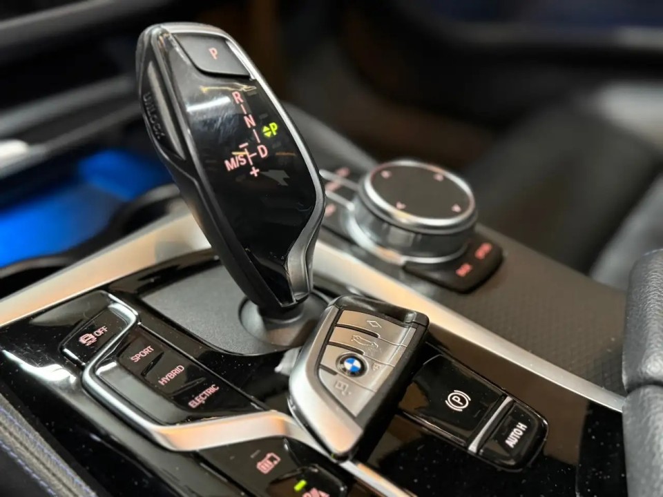 BMW Seria 5 530e xDrive M-Sport - foto 17