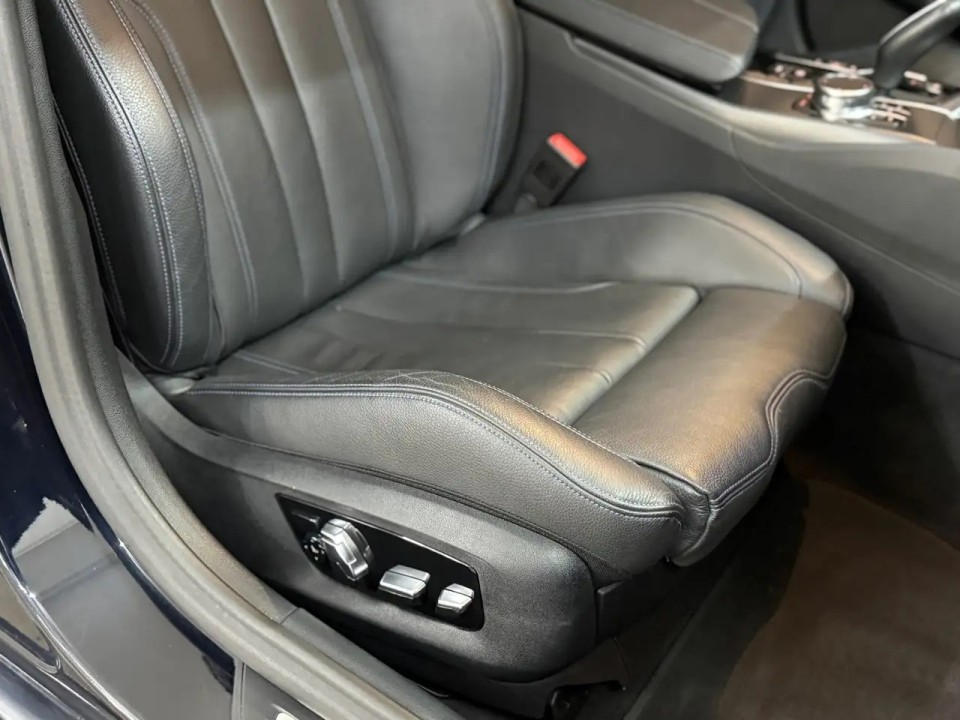 BMW Seria 5 530e xDrive M-Sport - foto 38