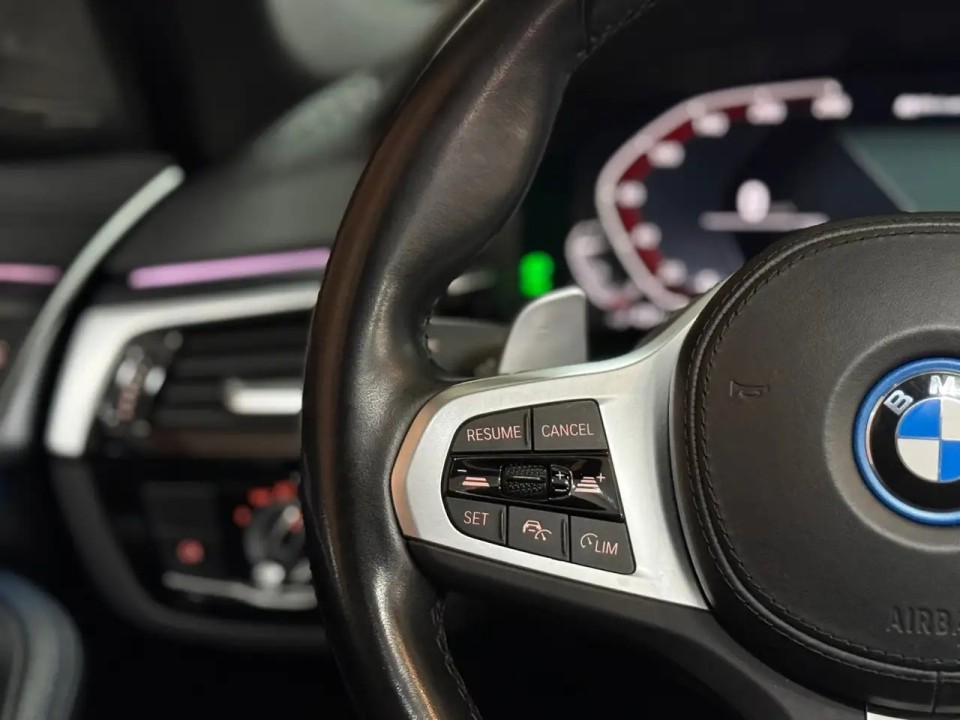 BMW Seria 5 530e xDrive M-Sport - foto 14