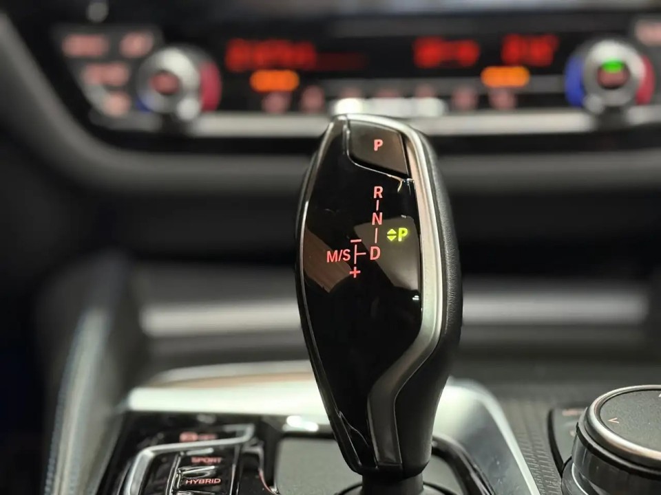 BMW Seria 5 530e xDrive M-Sport - foto 18