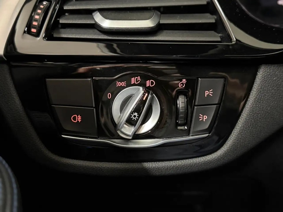 BMW Seria 5 530e xDrive M-Sport - foto 22
