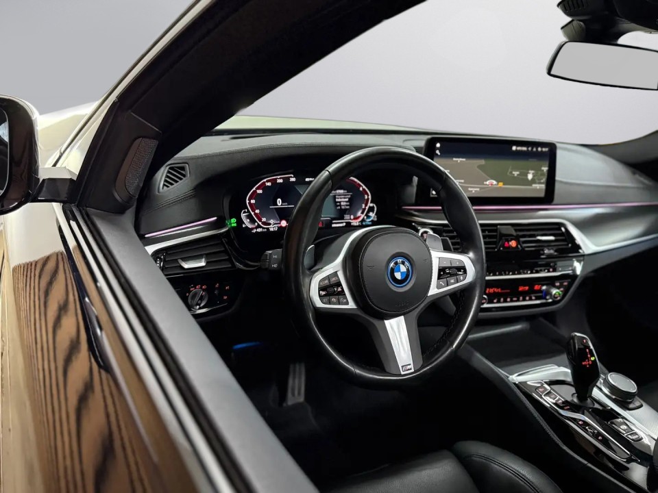 BMW Seria 5 530e xDrive M-Sport - foto 12