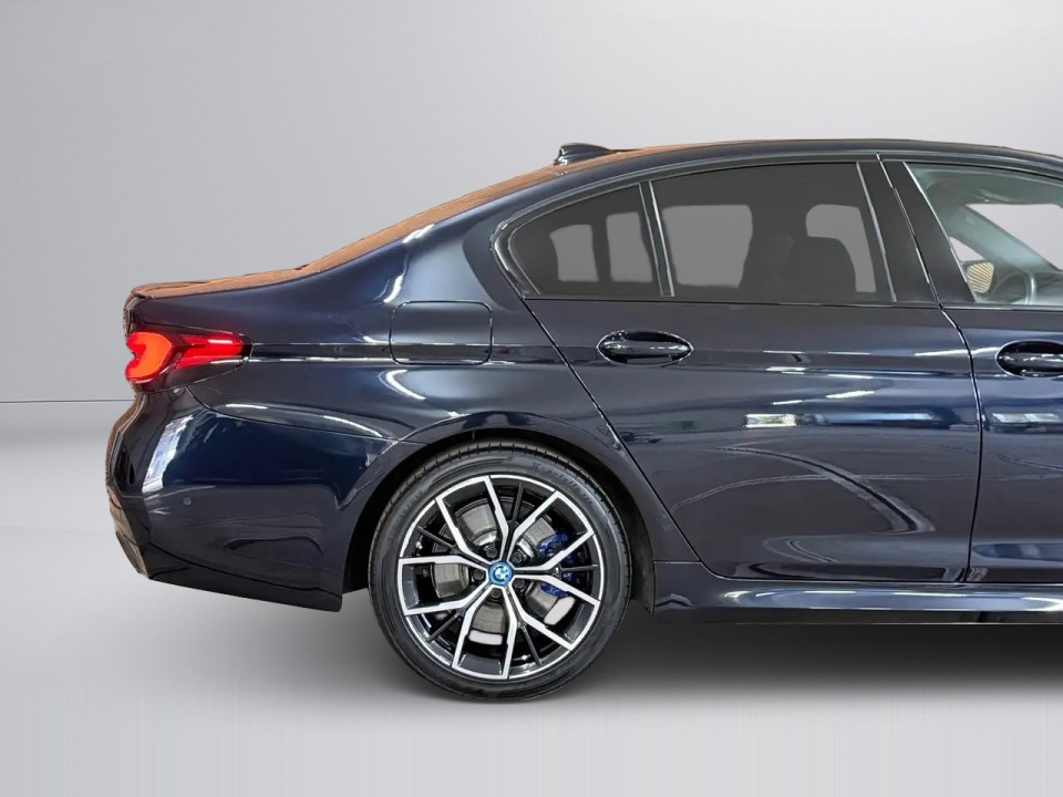 BMW Seria 5 530e xDrive M-Sport - foto 48