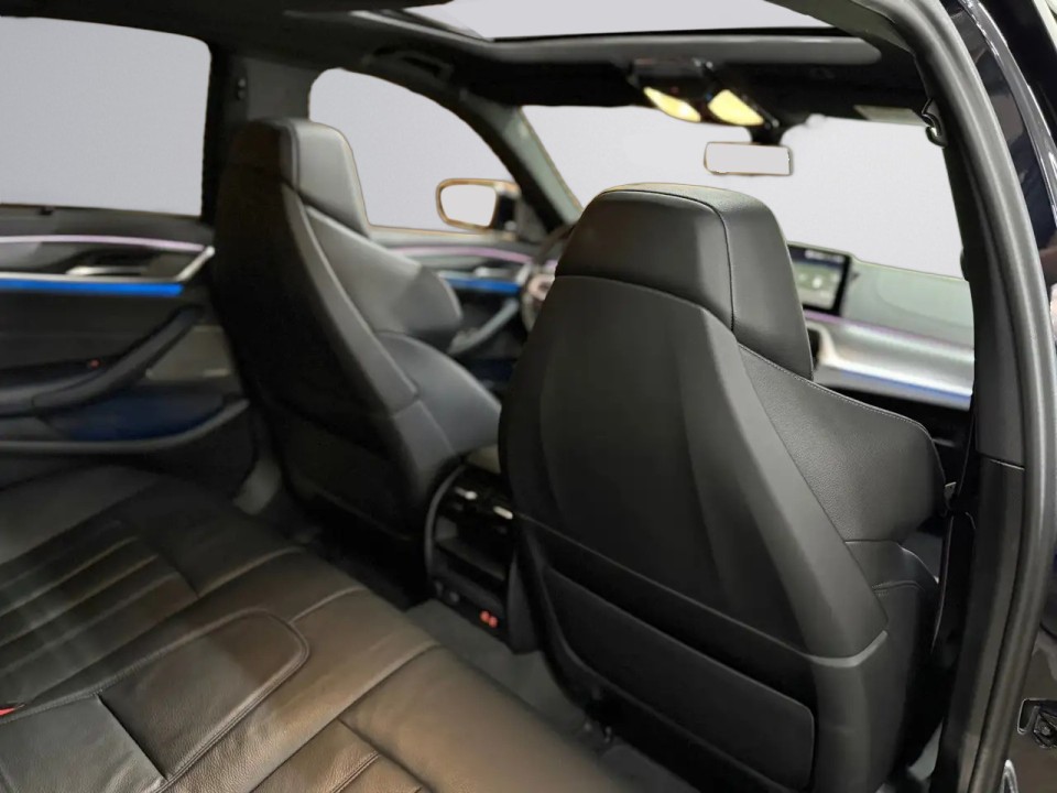 BMW Seria 5 530e xDrive M-Sport - foto 31