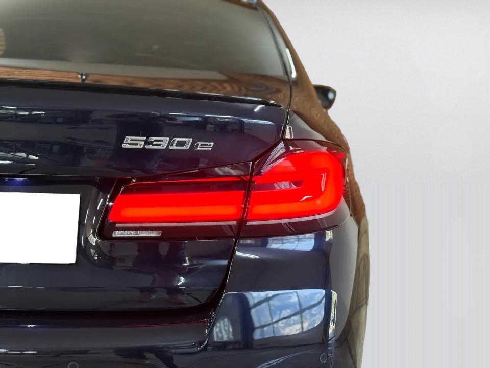 BMW Seria 5 530e xDrive M-Sport - foto 43