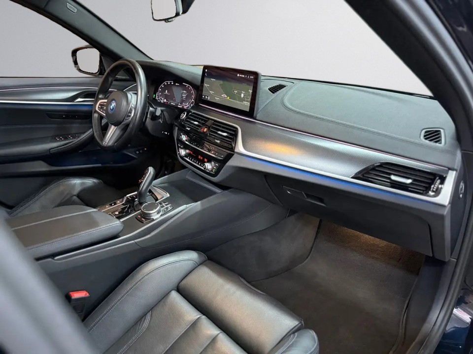 BMW Seria 5 530e xDrive M-Sport - foto 13