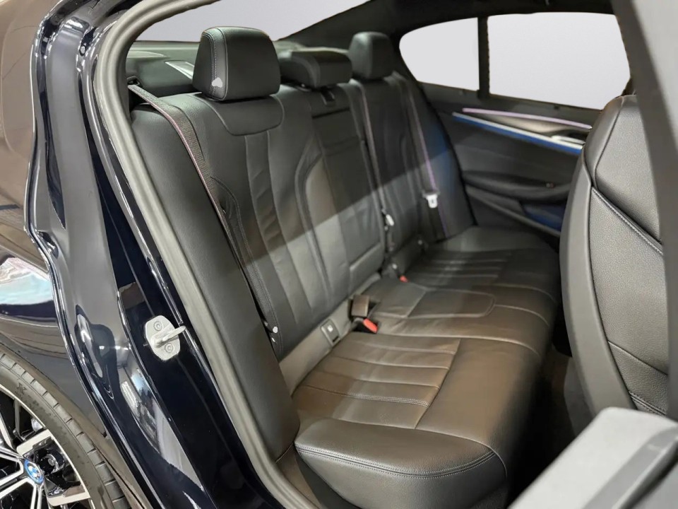 BMW Seria 5 530e xDrive M-Sport - foto 30