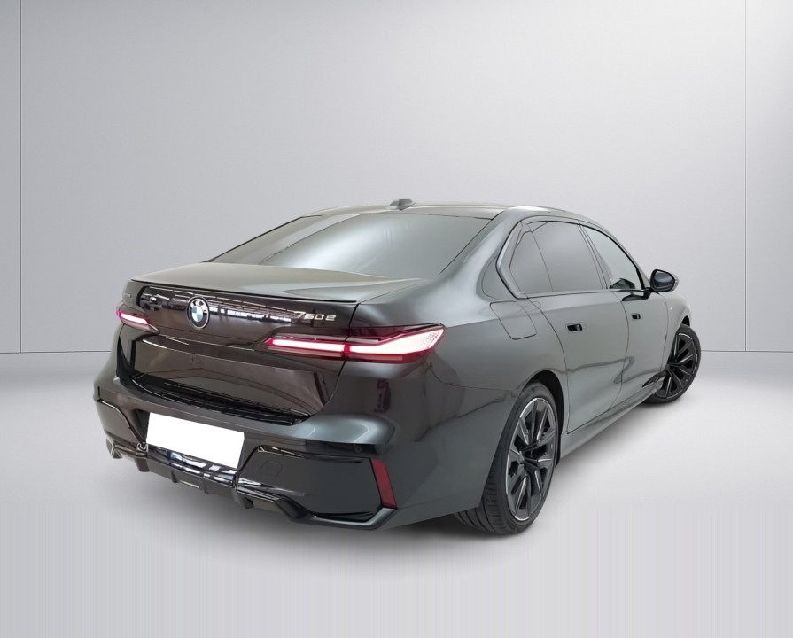 BMW Seria 7 750e xDrive M-Sport (3)
