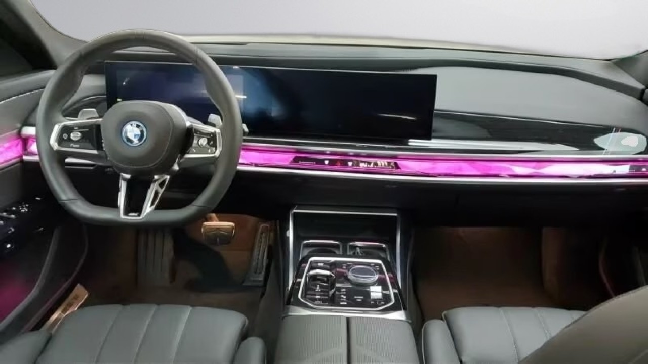BMW Seria 7 750e xDrive M-Sport (5)
