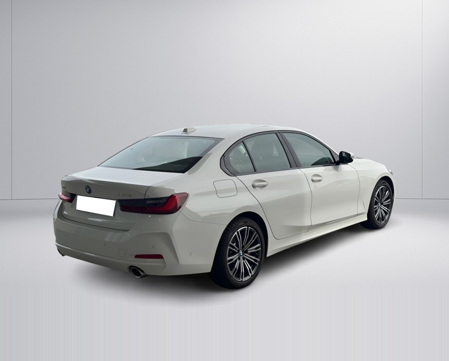 BMW Seria 3 330e xDrive M-Sport (2)
