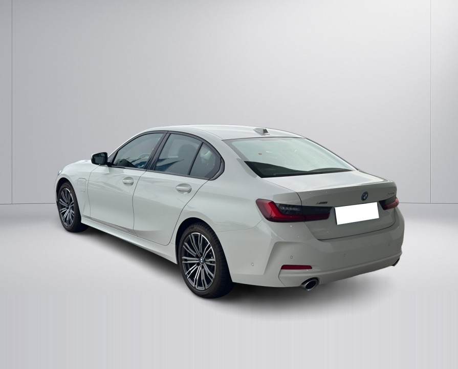 BMW Seria 3 330e xDrive M-Sport (3)
