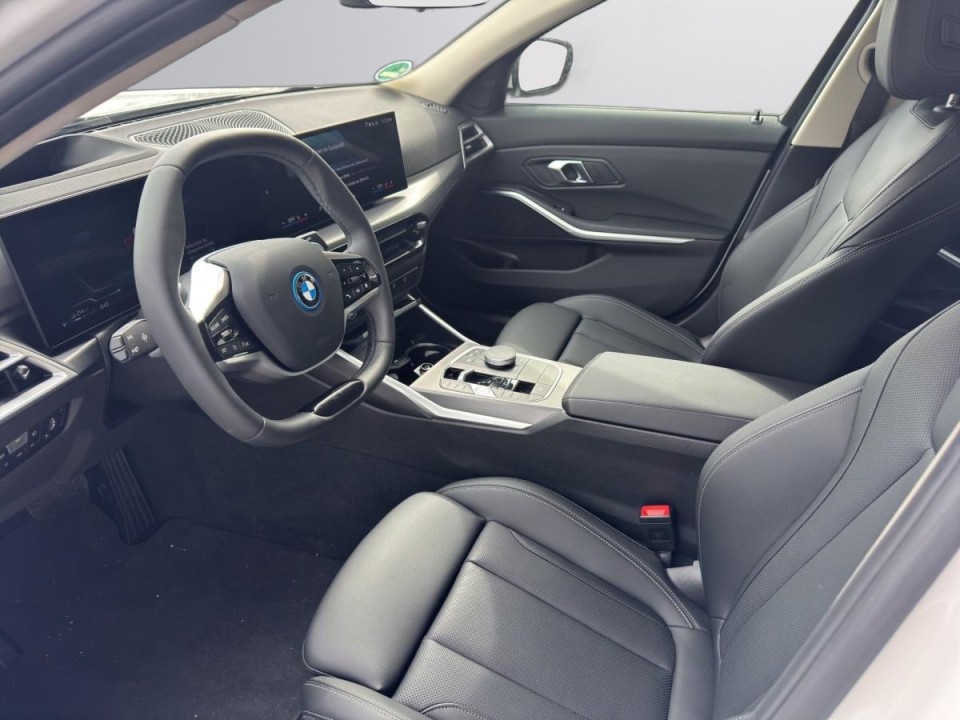 BMW Seria 3 330e xDrive M-Sport (5)