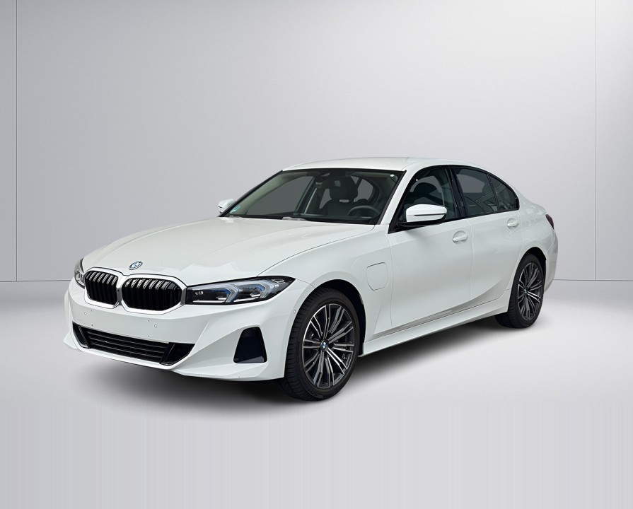 BMW Seria 3 330e xDrive M-Sport (4)