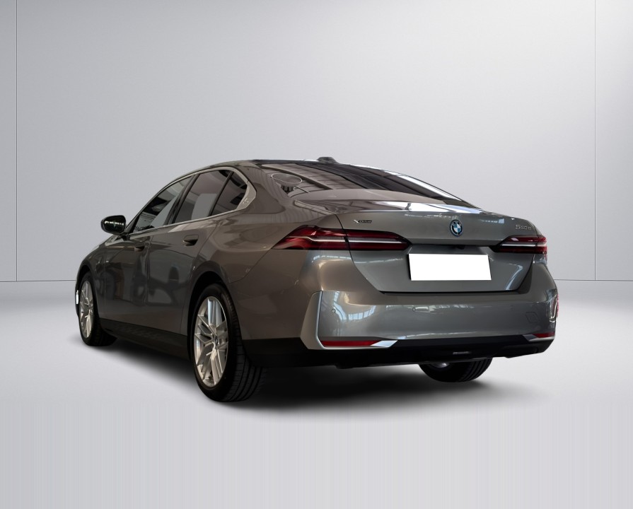BMW Seria 5 550e xDrive (2)