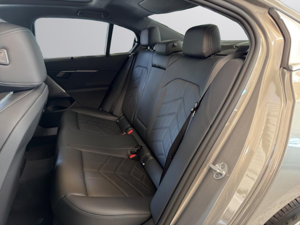 BMW Seria 5 550e xDrive - foto 10