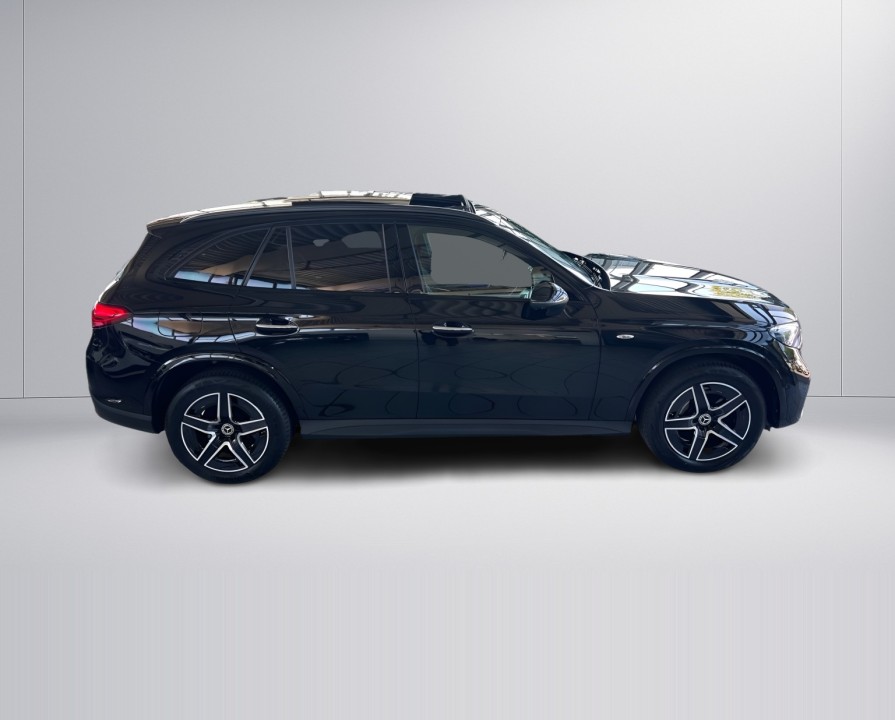 Mercedes-Benz GLC 300e 4MATIC AMG Line (2)