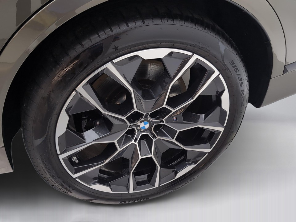 BMW X7 M60i - foto 13