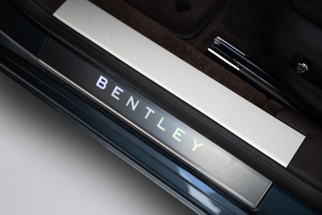 Bentley Flying Spur V8 Hybrid - foto 25