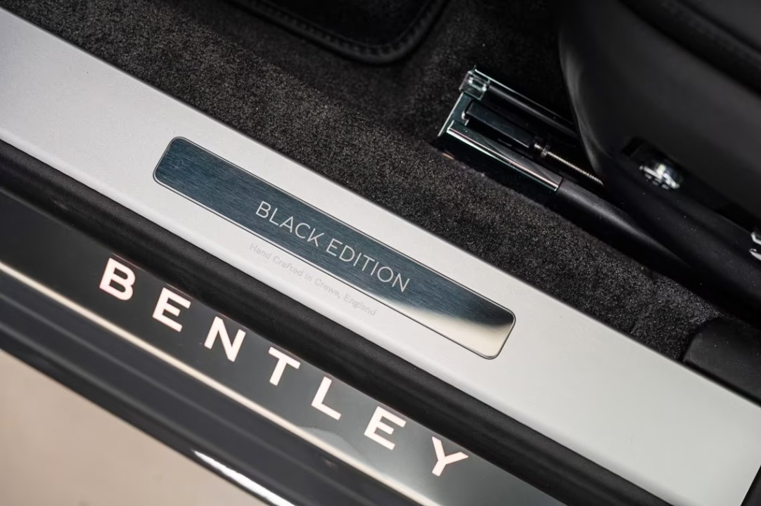 Bentley Flying Spur V8 Hybrid Black Edition - foto 32