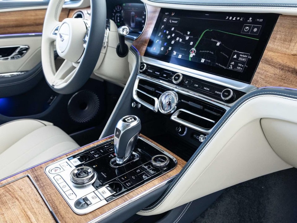 Bentley Flying Spur V8 Hybrid - foto 10