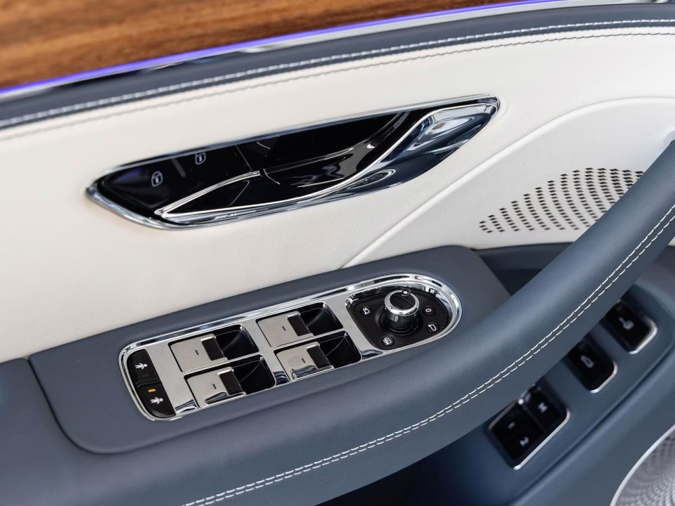 Bentley Flying Spur V8 Hybrid - foto 19