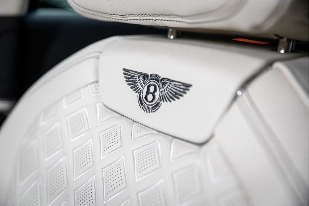 Bentley Flying Spur Azure V8 - foto 32