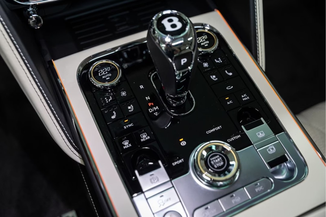 Bentley Flying Spur Azure V8 - foto 17