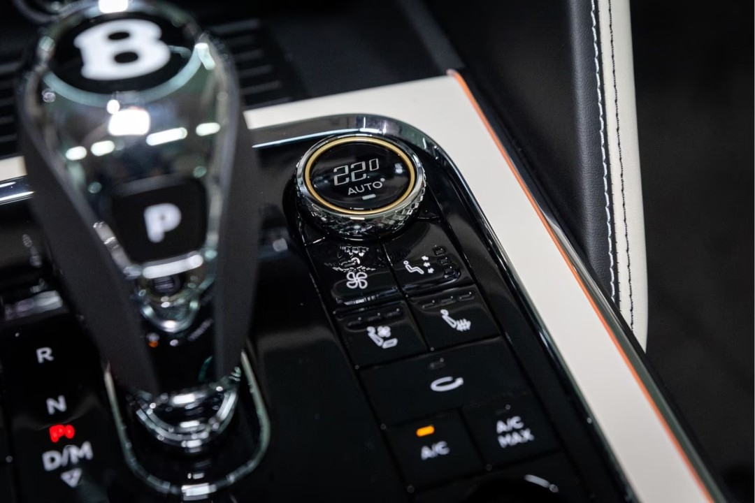 Bentley Flying Spur Azure V8 - foto 16