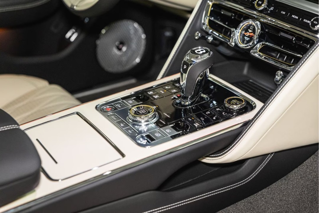 Bentley Flying Spur Azure V8 - foto 19