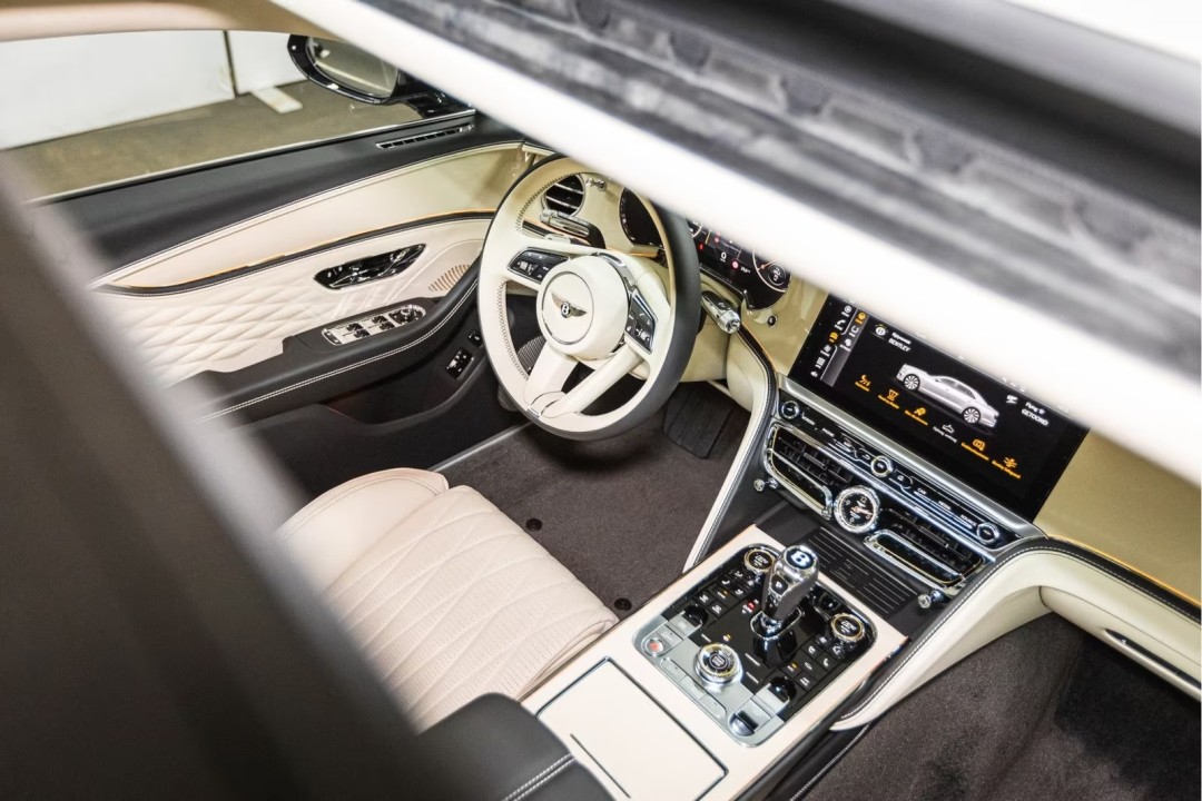 Bentley Flying Spur Azure V8 - foto 11