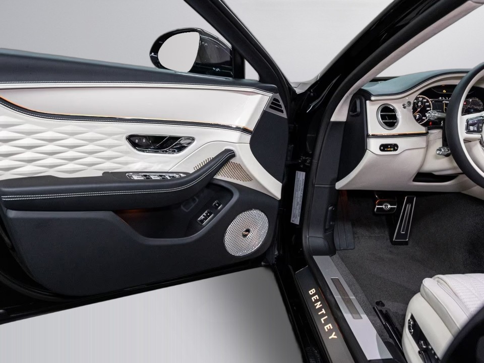 Bentley Flying Spur Azure V8 - foto 38