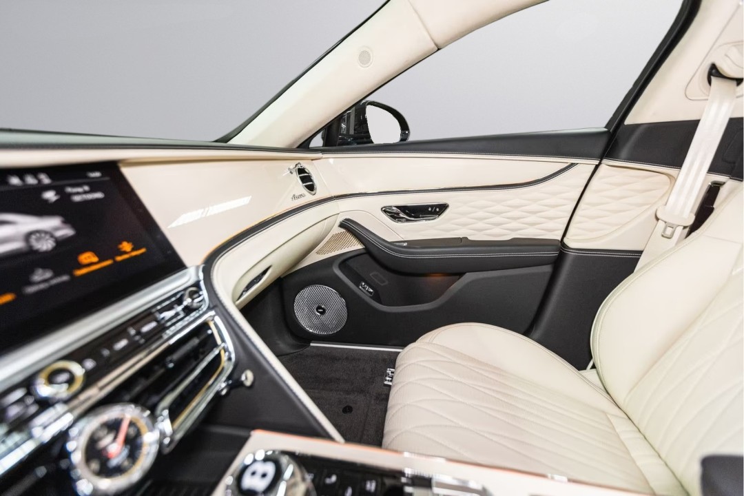 Bentley Flying Spur Azure V8 - foto 25