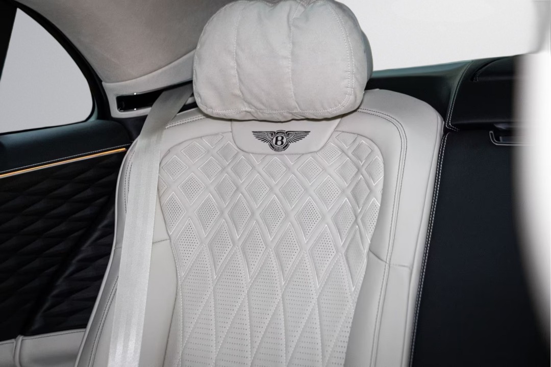 Bentley Flying Spur Azure V8 - foto 31