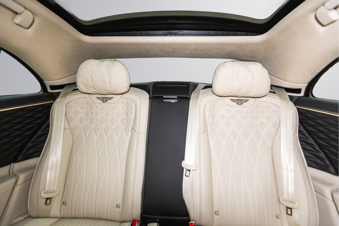 Bentley Flying Spur Azure V8 - foto 33