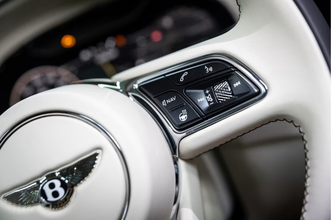Bentley Flying Spur Azure V8 - foto 13