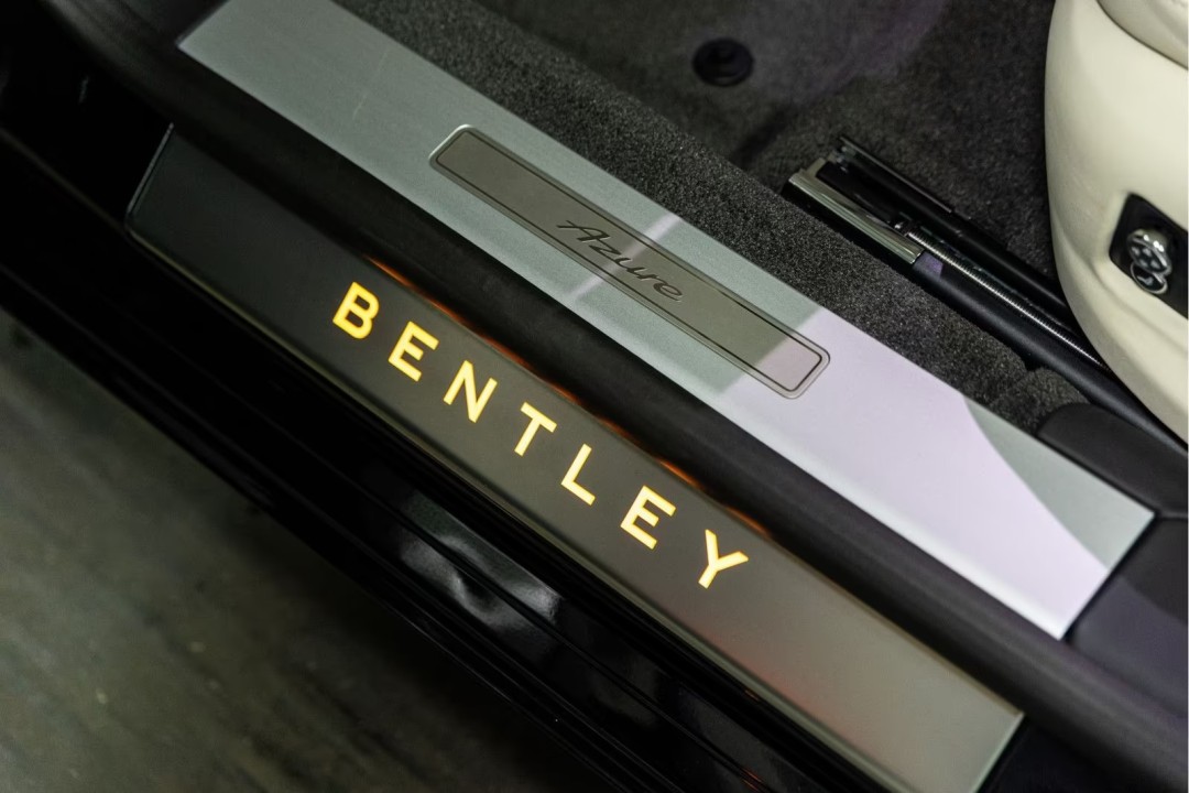 Bentley Flying Spur Azure V8 - foto 42