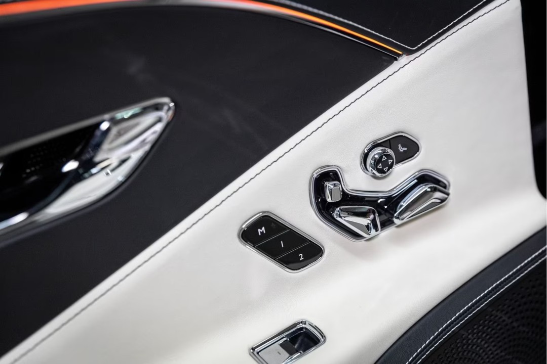 Bentley Flying Spur Azure V8 - foto 40
