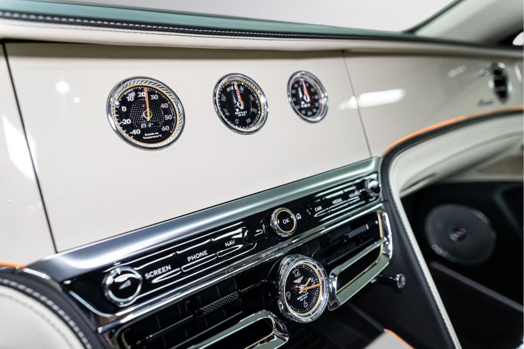 Bentley Flying Spur Azure V8 - foto 26