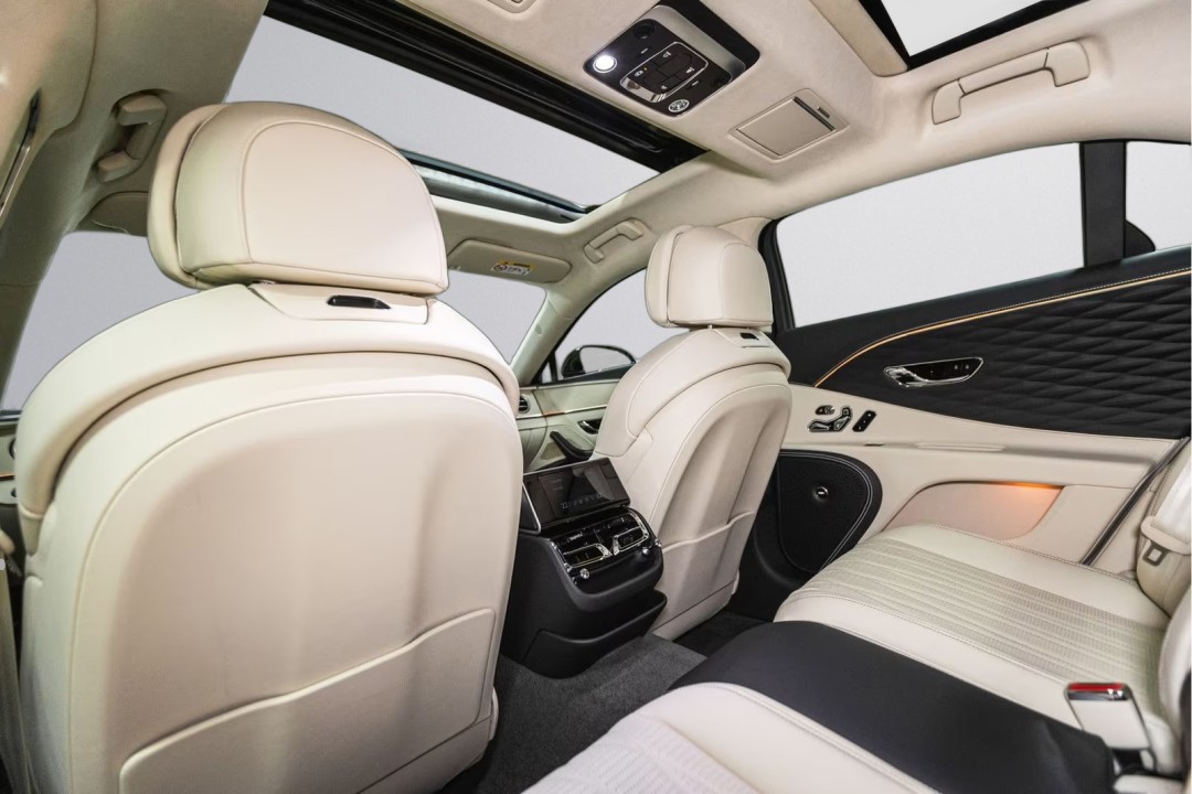 Bentley Flying Spur Azure V8 - foto 37