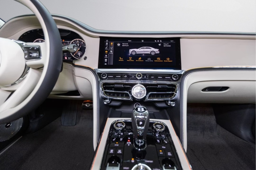 Bentley Flying Spur Azure V8 - foto 15