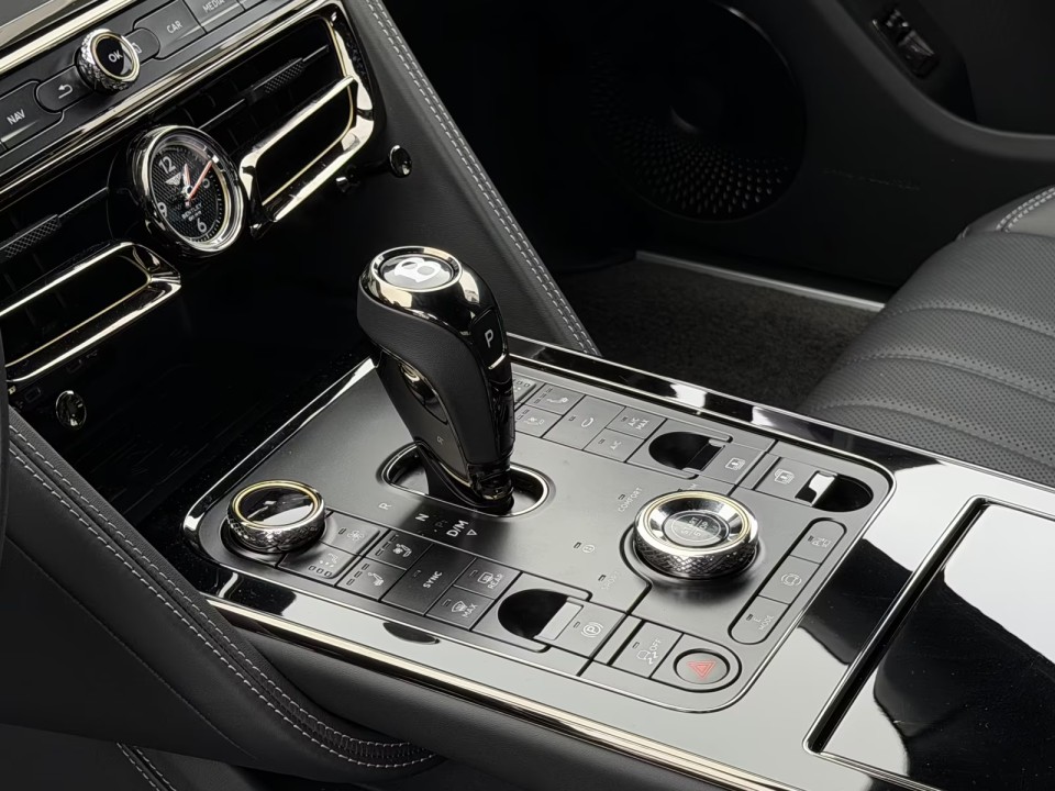 Bentley Flying Spur V8 Hybrid - foto 19