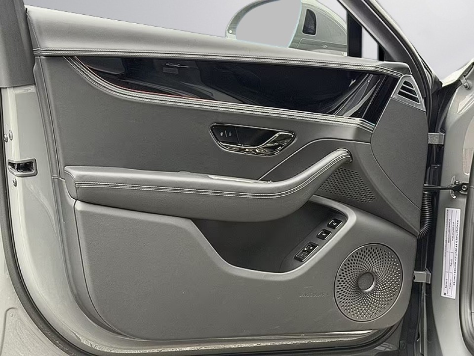 Bentley Flying Spur V8 Hybrid - foto 23