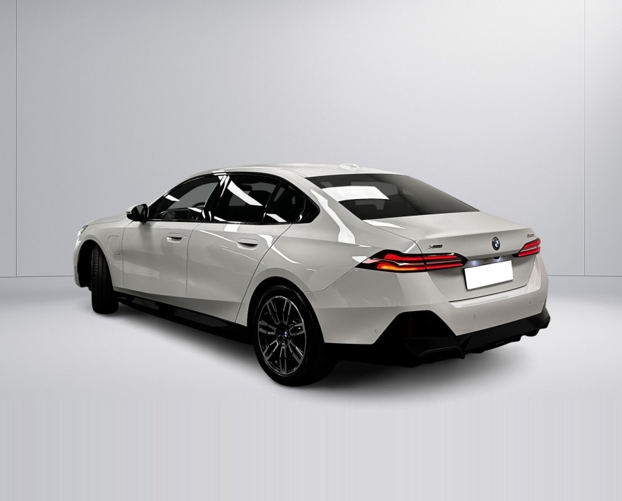 BMW Seria 5 550e xDrive (4)