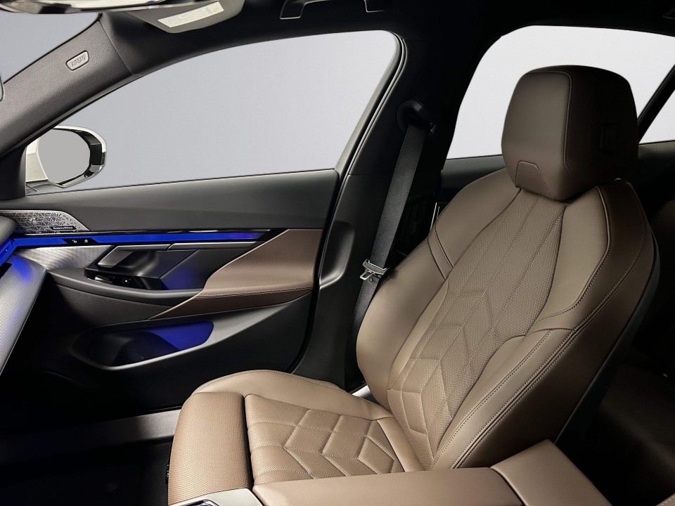 BMW Seria 5 550e xDrive - foto 24