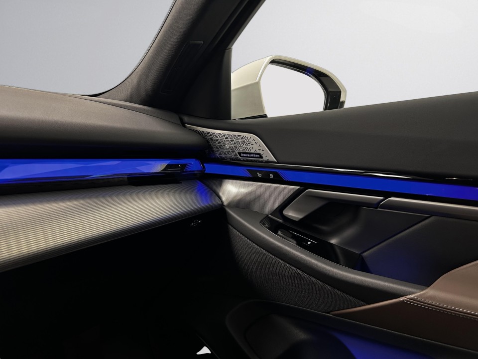 BMW Seria 5 550e xDrive - foto 29