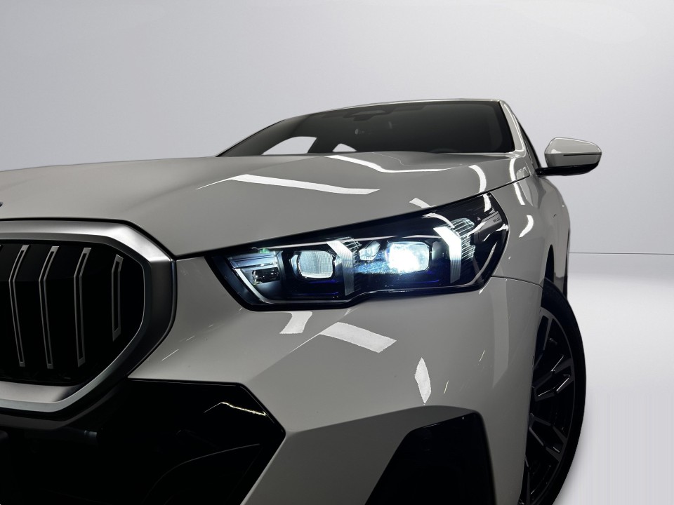 BMW Seria 5 550e xDrive - foto 32