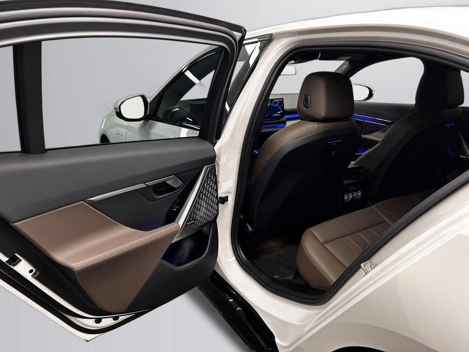 BMW Seria 5 550e xDrive - foto 26